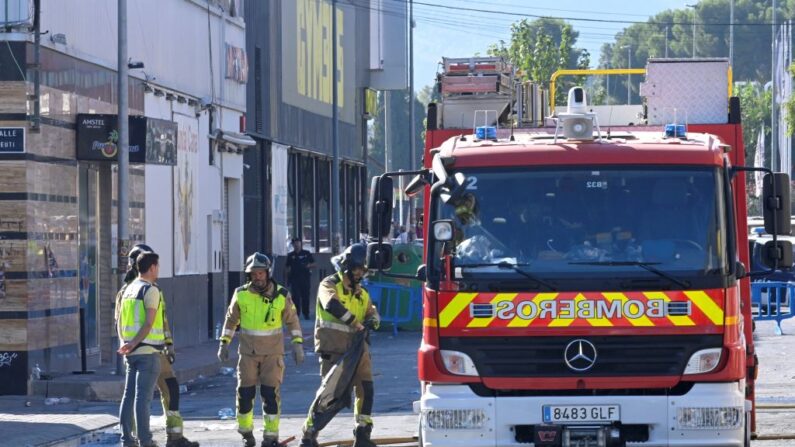 Los bomberos trabajan frente a un club nocturno un día después de un incendio que al menos mató a trece personas en Murcia (España), el 2 de octubre de 2023. (Jose Jordan/AFP vía Getty Images)