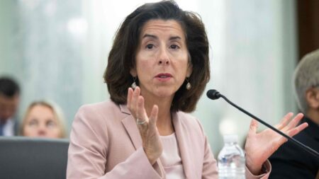 La secretaria de Comercio, Gina Raimondo, se reunirá con su homólogo chino durante la APEC