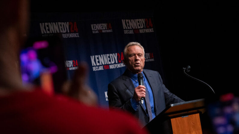 El candidato presidencial independiente Robert F. Kennedy Jr. habla durante un acto de campaña en Miami, Florida, el 12 de octubre de 2023. (Eva Marie Uzcategui/Getty Images)