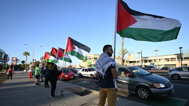 Manifestación pidiendo el fin de lo que llaman la ocupación israelí de Palestina, en Los Ángeles el 12 de octubre de 2023. (Robyn Beck/AFP vía Getty Images)