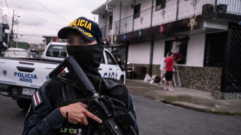 Una policía costarricense monta guardia en una imagen de archivo. (Ezequiel Becerra/AFP vía Getty Images)