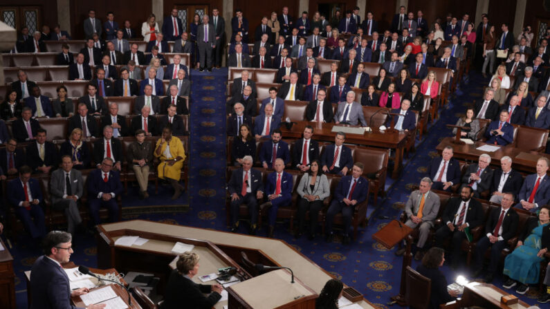 El presidente de la Cámara de Representantes, el republicano Mike Johnson, pronuncia un discurso tras las elecciones celebradas en el Capitolio el 25 de octubre de 2023. (Alex Wong/Getty Images)