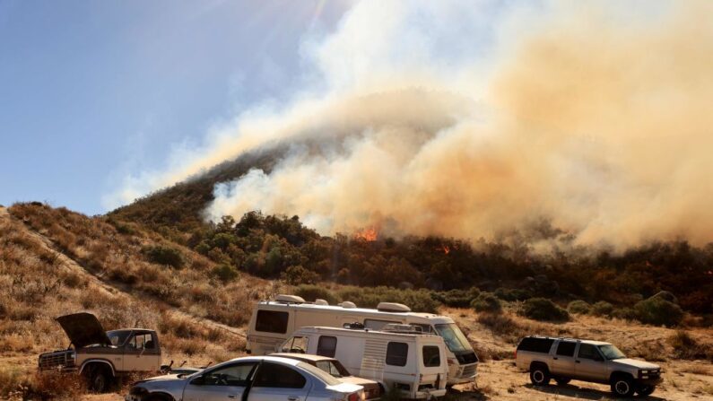 Vehículos amenazados por las llamas mientras arde el Highland Fire en Aguana, California, el 31 de octubre de 2023. (David Swanson/AFP vía Getty Images)
