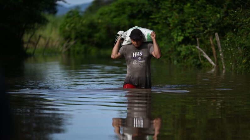 Un hombre vadea una calle inundada tras el paso de la tormenta tropical Pilar en el caserío de Los Ángeles, en Zacatecoluca, El Salvador, el 1 de noviembre de 2023. (Marvin Recinos/AFP vía Getty Images)