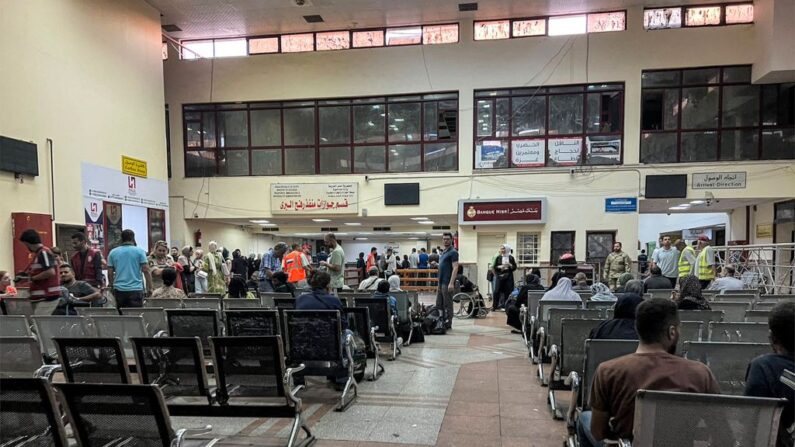 Extranjeros y ciudadanos con doble nacionalidad que huyeron de Gaza a Egipto esperan a ser procesados en el paso fronterizo egipcio de Rafah con la Franja de Gaza, el 2 de noviembre de 2023. (AFP vía Getty Images)