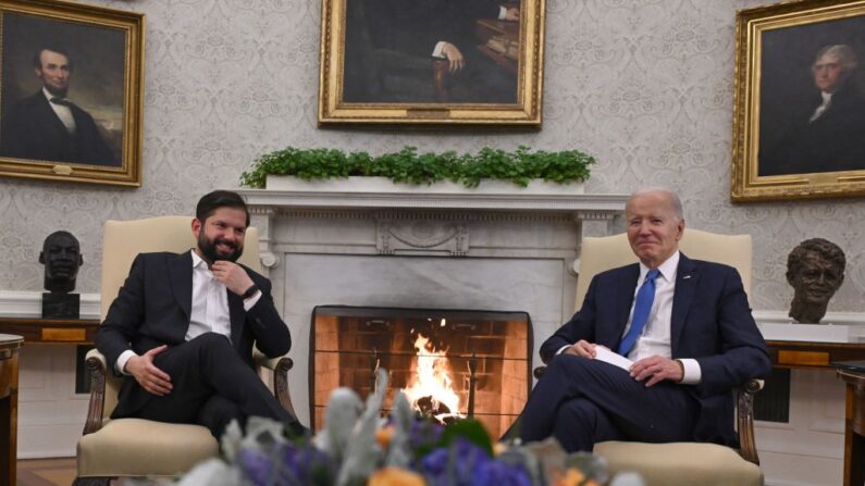 El presidente de Estados Unidos, Joe Biden, se reúne con el presidente de Chile, Gabriel Boric, en el Despacho Oval de la Casa Blanca en Washington, DC, el 2 de noviembre de 2023. (Andrew Caballero-Reynolds/AFP vía Getty Images)