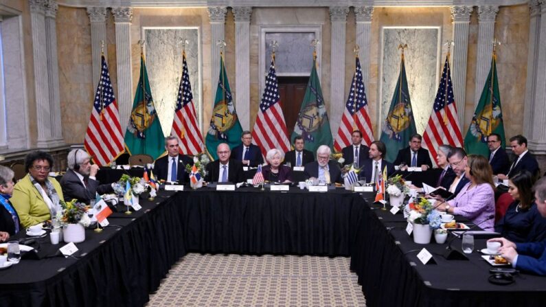 La secretaria del Tesoro de EE.UU., Janet Yellen (C), recibe a los líderes de los países de la Alianza de las Américas para la Prosperidad Económica (APEP) en el Departamento del Tesoro en Washington, DC, el 3 de noviembre de 2023. (Olivier Douliery/AFP vía Getty Images)