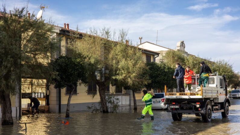 Hombres cargan sacos de arena para evitar que el agua inunde los sótanos de las casas en Marina di Pisa, Toscana (Italia), el 3 de noviembre de 2023 durante la tormenta Ciaran. (Federico Scoppa/AFP vía Getty Images)