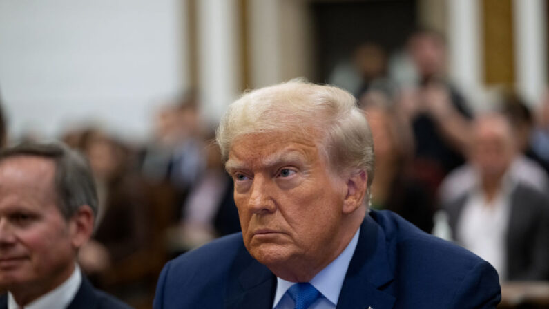 El expresidente Donald Trump permanece sentado en la sala durante su juicio por fraude civil en la Corte Suprema del Estado de Nueva York, en la ciudad de Nueva York, el 6 de noviembre de 2023. (Curtis Means-Pool/Getty Images)