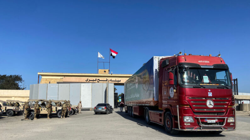 Camión convoy de ayuda visto en la frontera de Rafah tras descargar la ayuda en Gaza el 6 de noviembre de 2023 en Rafah, Egipto. (Mahmoud Khaled/Getty Images)