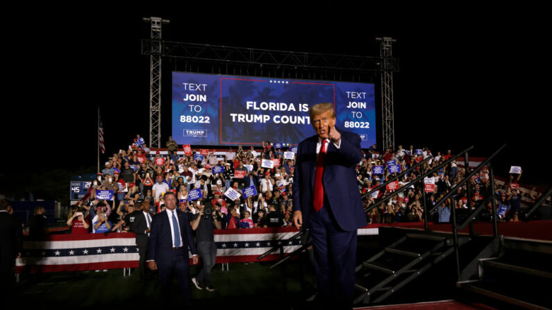 El expresidente de Estados Unidos Donald Trump tras pronunciar unas palabras en un mitin de campaña en el estadio Ted Hendricks del parque Henry Milander el 8 de noviembre de 2023 en Hialeah, Florida. (Alon Skuy/Getty Images)