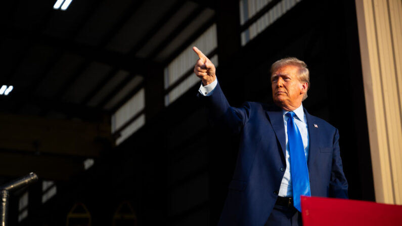 El candidato presidencial republicano, el expresidente de Estados Unidos Donald Trump, hace un gesto a los invitados al término de un mitin de campaña en Trendsetter Engineering Inc. el 02 de noviembre de 2023 en Houston, Texas. (Brandon Bell/Getty Images)