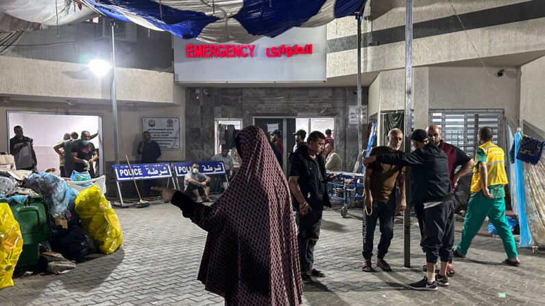 Un grupo de personas frente a la sala de urgencias del hospital Al-Shifa, en la ciudad de Gaza, el 10 de noviembre de 2023. (Khader al Zanoun/AFP vía Getty Images)