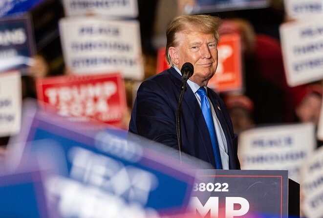 El expresidente Donald Trump pronuncia un discurso durante un acto de campaña el 11 de noviembre de 2023 en Claremont, New Hampshire. (Scott Eisen/Getty Images)