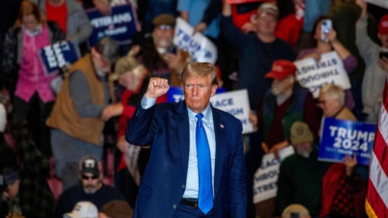 El candidato presidencial Donald Trump se despide tras hablar en un mitin de campaña en Claremont, New Hampshire, el 11 de noviembre de 2023. (Joseph Prezioso/AFP vía Getty Images)