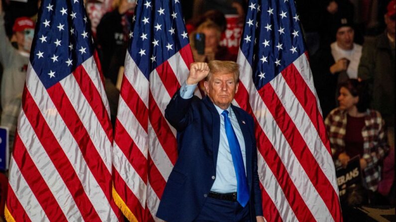El expresidente de EE. UU. y candidato a la presidencia en 2024, Donald Trump, sale tras hablar en un mitin de campaña en Claremont, Nuevo Hampshire, el 11 de noviembre de 2023. (JOSEPH PREZIOSO/AFP vía Getty Images)