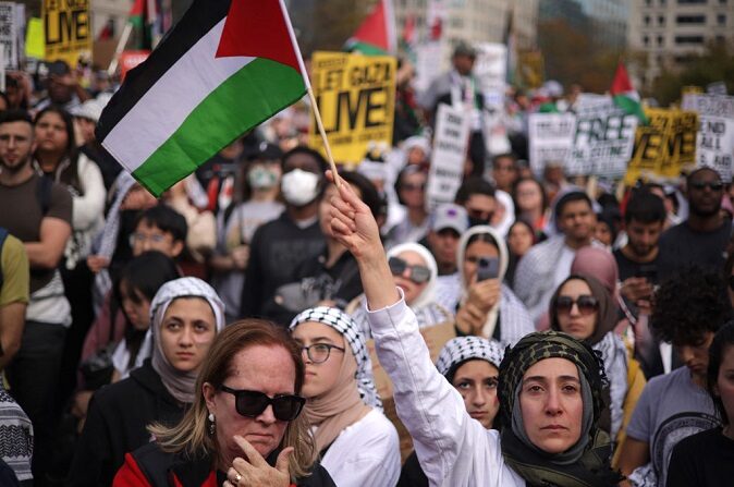 Abeer Ali de Chicago, Illinois, sostiene una bandera palestina durante la Marcha Nacional en Washington por Palestina en la Plaza de la Libertad mientras pide un alto el fuego entre Israel y Hamás el 4 de noviembre de 2023 en Washington, DC. (Alex Wong/Getty Images)