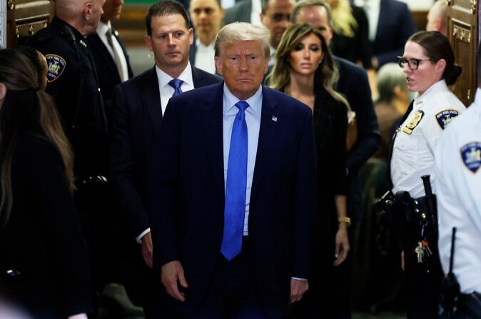 El expresidente Donald Trump sale de la sala después de testificar en su juicio por fraude civil en la Corte Suprema del Estado de Nueva York, en la ciudad de Nueva York, el 06 de noviembre de 2023. (Michael M. Santiago/Getty Images)