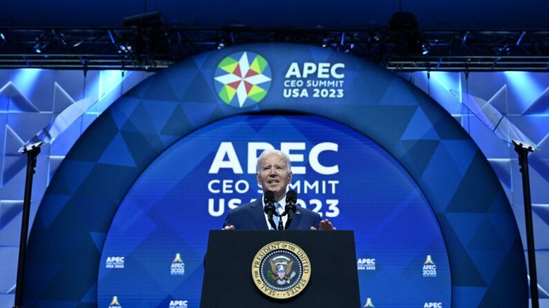 El presidente Joe Biden pronuncia discurso durante cumbre de directores ejecutivos en la Semana de Líderes del Foro de Cooperación Económica Asia-Pacífico (APEC) en San Francisco, California, el 16 de noviembre de 2023. (Brendan Smialowski/AFP vía Getty Images)