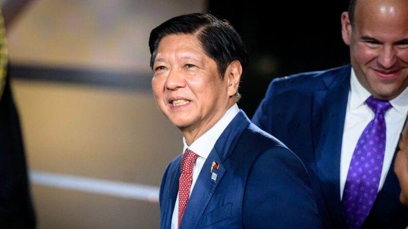 El presidente de Filipinas, Ferdinand Marcos Jr., llega a la cena de líderes y cónyuges durante la Semana de Líderes del Foro de Cooperación Económica Asia-Pacífico (APEC) en la Legión de Honor en San Francisco, California, el 16 de noviembre de 2023. (Josh Edelson/ AFP vía Imágenes falsas)