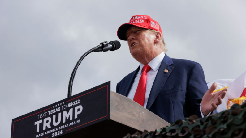 El expresidente Donald Trump pronuncia un discurso en el aeropuerto internacional del sur de Texas el 19 de noviembre de 2023 en Edinburg, Texas. (Michael Gonzalez/Getty Images)