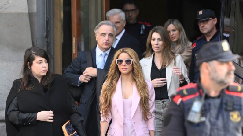 La cantante colombiana Shakira (c) abandona el Tribunal Superior de Justicia de Cataluña tras asistir a su juicio por fraude fiscal, en Barcelona (España) el 20 de noviembre de 2023. (Josep Lago/AFP vía Getty Images)