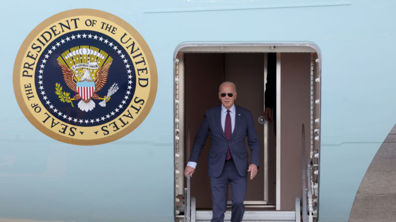 El presidente estadounidense Joe Biden llega al Aeropuerto Internacional de San Francisco antes de asistir a la cumbre de la APEC en San Francisco, California, el 14 de noviembre de 2023. (Justin Sullivan/Getty Images)