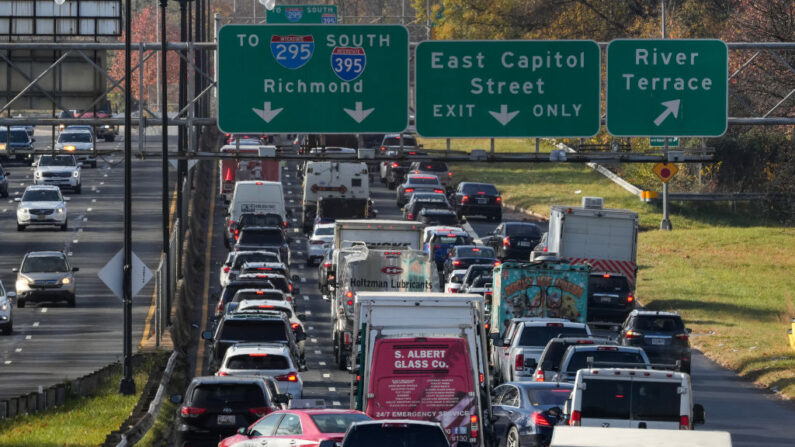 El tráfico pesado se mueve a lo largo de la Interestatal 295 en la mañana del miércoles 22 de noviembre 2023 en Washington, DC. (Drew Angerer/Getty Images)