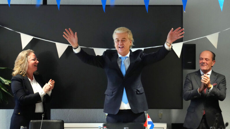 El holandés Geert Wilders, líder del Partido Por la Libertad (PVV), celebra en la oficina de su partido la victoria en las elecciones generales de ayer, el 23 de noviembre de 2023 en La Haya, Países Bajos. (Carl Court/Getty Images)