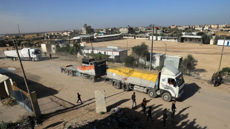 Camiones con ayuda humanitaria entran en la Franja de Gaza a través del paso fronterizo de Rafah con Egipto, horas después del inicio de una tregua de cuatro días entre Israel y Hamás, el 24 de noviembre de 2023. (Said Khatib/AFP vía Getty Images)