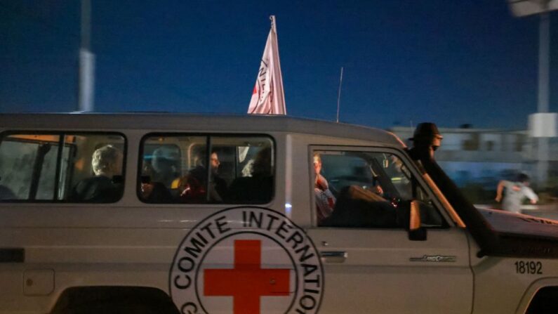 Un vehículo de la Cruz Roja Internacional que supuestamente transporta rehenes liberados por Hamás cruza el puesto fronterizo de Rafah, en la Franja de Gaza, en dirección a Egipto, desde donde serían trasladados en avión a Israel para reunirse con sus familias, el 24 de noviembre de 2023. (Mohammed Abed/AFP vía Getty Images)