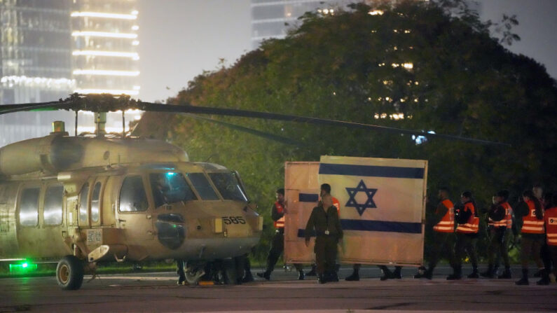 Un helicóptero con rehenes liberados por Hamás se encuentra en el centro médico Schneider, donde desembarcaron mientras familiares y amigos esperaban en un lugar cercano, el 24 de noviembre de 2023 en Petah Tivka, Israel. (Erik Marmor/Getty Images)