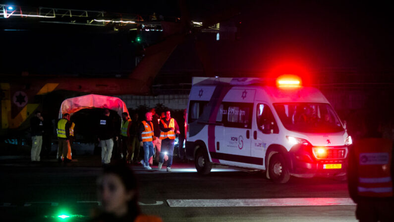 Trabajadores médicos sacan a los rehenes liberados de un helicóptero en el hospital Sheba el 28 de noviembre de 2023 en Ramat Gan, Israel. (Amir Levy/Getty Images)
