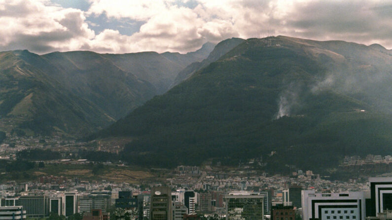 Vista panorámica del norte de la ciudad de Quito con el fondo del volcan Pichincha en Quito (Ecuador) el 02 de octubre de 1998. (Martin Bernetti/AFP vía Getty Images)