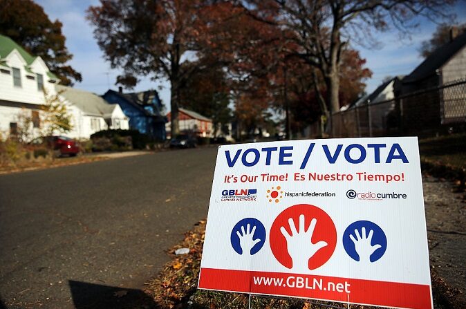Un cartel que aboga por el voto se ve fuera de un colegio electoral el 4 de noviembre de 2014 en Bridgeport, Connecticut. (Spencer Platt/Getty Images)