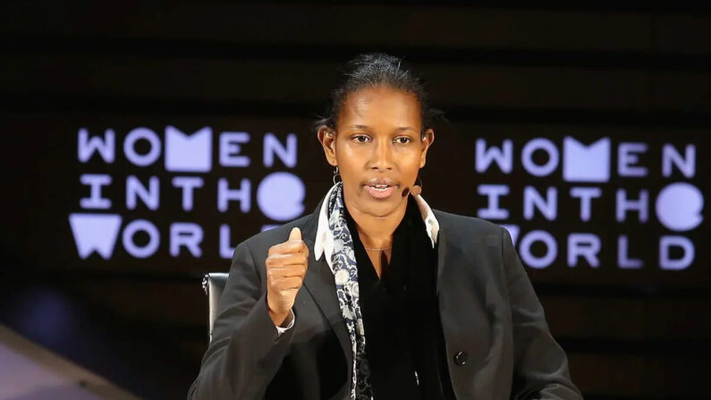 Ayaan Hirsi Ali habla en el escenario en "¿Cuál es el futuro de las mujeres en el islam?" durante la 7ª Cumbre Anual de Mujeres en el Mundo de Tina Brown en el Teatro David H. Koch del Lincoln Center de Nueva York el 7 de abril de 2016. (Jemal Countess/Getty Images)