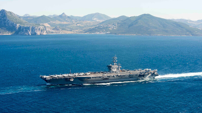 En este folleto proporcionado por la Marina de los EE. UU., el portaaviones USS Dwight D. Eisenhower (CVN 69) transita por el Estrecho de Gibraltar el 13 de junio de 2016 hacia el Mar Mediterráneo. (Michael R. Gendron/U.S. Navy vía Getty Images)