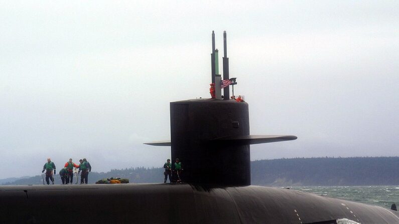 En esta imagen proporcionado por la Marina de los EE.UU., el submarino de misiles guiados USS Ohio (SSGN 726) se prepara para detenerse para una transferencia de personal el 29 de enero de 2006 en Puget Sound, Washington. (Dave Fliesen/U.S. Navy vía Getty Images)