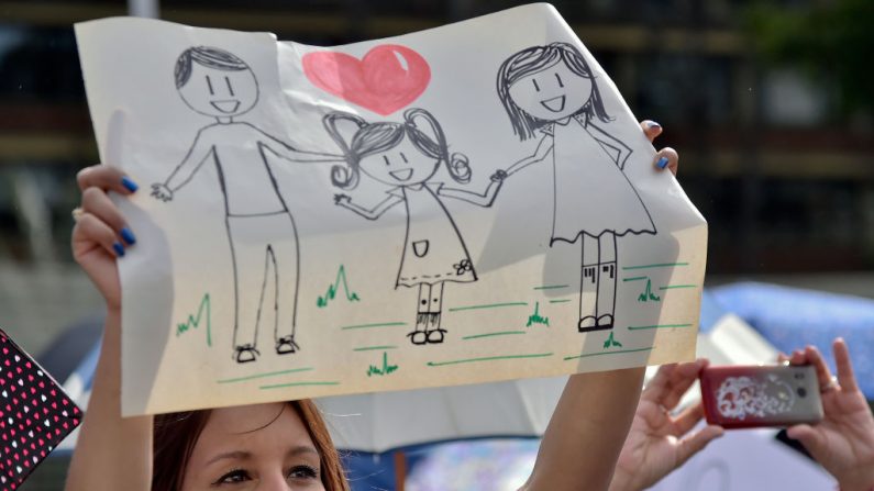 Foto de archivo de activistas que protestan contra la "ideología de género". (GUILLERMO LEGARIA/AFP/Getty Images)