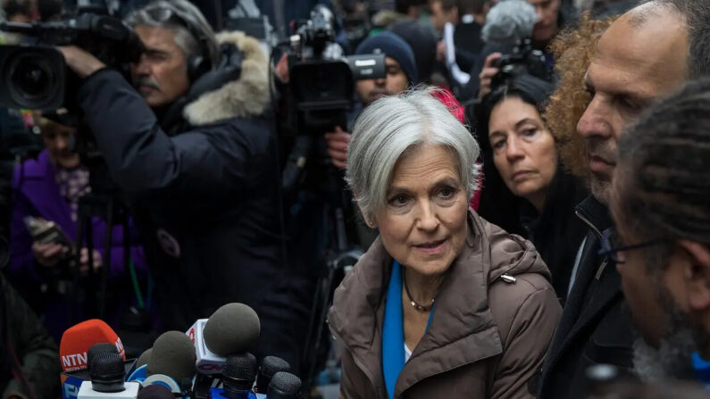 La candidata presidencial del Partido Verde, Jill Stein, habla en una rueda de prensa en la Quinta Avenida, frente a la Torre Trump, en Nueva York, el 5 de diciembre de 2016. (Angerer/Getty Images)