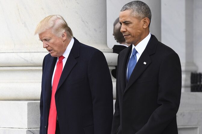 El presidente Donald Trump y el expresidente Barack Obama salen antes de la salida de Obama durante la investidura presidencial de 2017 en el Capitolio de Estados Unidos el 20 de enero de 2017 en Washington, DC. (Jack Gruber-Pool/Getty Images)