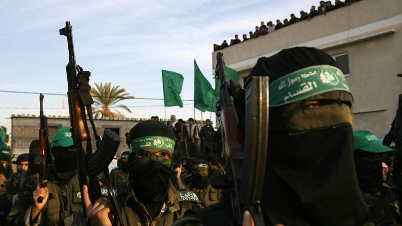 Miembros de Hamás marchan durante una concentración con motivo del 19º aniversario de Hamás en Jan Yunis, en la Franja de Gaza, el 14 de diciembre de 2006. (Said Khatib/AFP vía Getty Images)