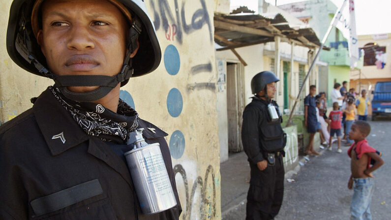 Policías militares patrullan las calles del barrio de Capotillo, en Santo Domingo (República Dominicana), el 9 de abril de 2008, durante una huelga general de 24 horas convocada por el sindicato Foro Social Alternativo. (Ricardo Hernandez/AFP vía Getty Images)