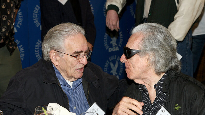 Los directores Elliot Silverstein (i) y Arthur Hiller asisten al desayuno de nominados de la 61ª edición de los premios anuales del Sindicato de Directores de América (DGA) el 31 de enero de 2009 en Los Ángeles, California. (Alberto E. Rodriguez/Getty Images para DGA)