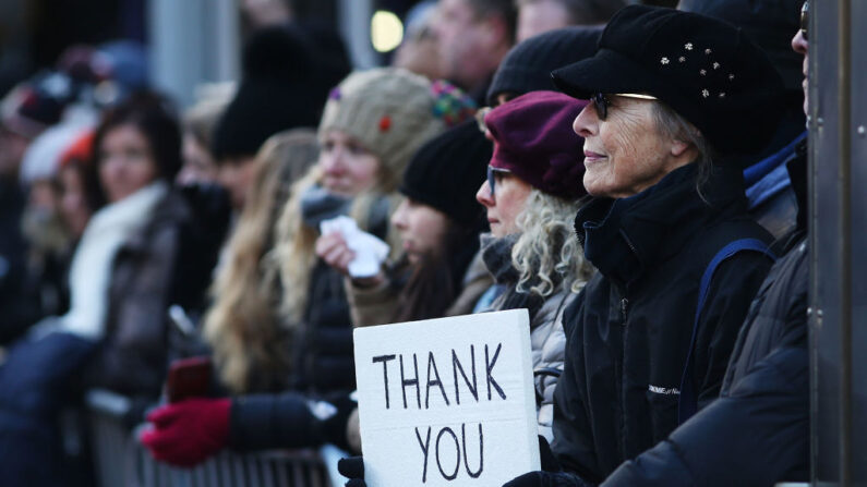 Una mujer sostiene un cartel de agradecimiento a los veteranos durante el desfile del Día de los Veteranos el 11 de noviembre de 2017 en la ciudad de Nueva York. (Spencer Platt/Getty Images)