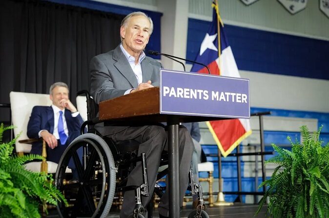 El gobernador de Texas, Greg Abbott, comparte sus planes para la elección de escuela en la Noche de Poder en Tyler, Texas, el 10 de marzo de 2023. (Cortesía de la Oficina del Gobernador)
