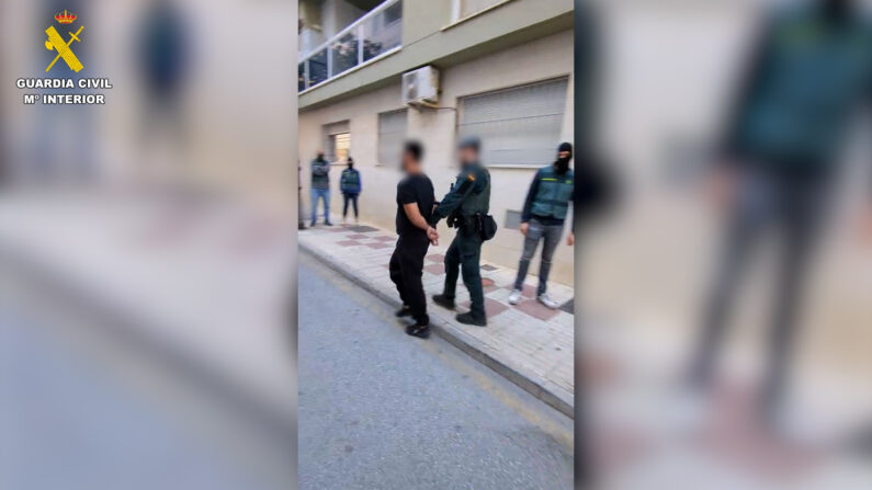 La Guardia Civil detiene en Estepona (Málaga) a dos individuos presuntamente vinculados al DAESH (Guardia Civil)