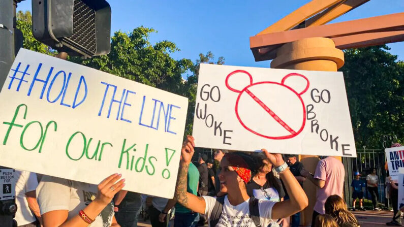 Manifestantes protestan contra la postura de The Walt Disney Company en contra de una ley aprobada recientemente en Florida frente a la sede de la empresa en Burbank, California, el 6 de abril de 2022. (Jill McLaughlin/The Epoch Times)