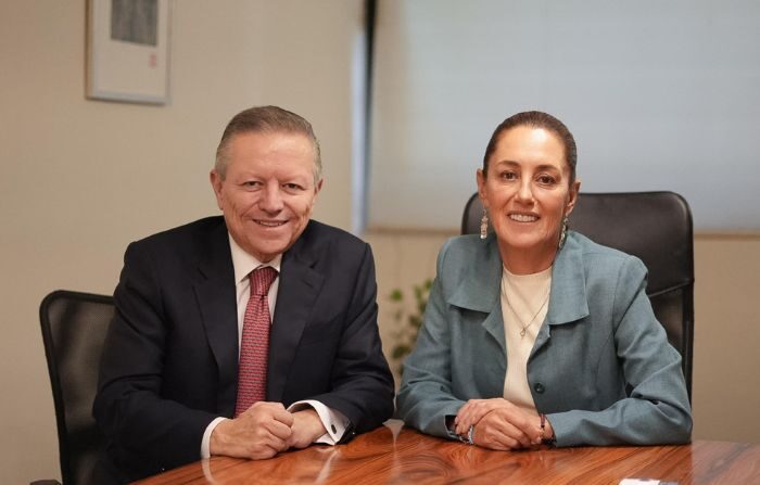 Reunión de la candidata presidencial mexicana del oficialismo, Claudia Sheinbaum y el expresidente de la Suprema Corte de Justicia de la Nación (SCJN), Arturo Zaldívar, en la Ciudad de México, México, el 7 de noviembre de 2023. (EFE/ Prensa Claudia)