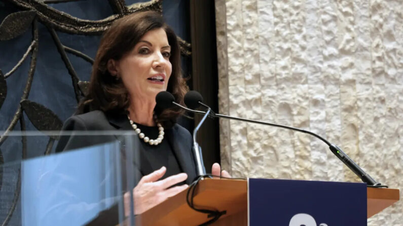 La gobernadora de Nueva York, Kathy Hochul, se une a otros políticos y líderes judíos para una conferencia sobre el aumento de incidentes antisemitas en todo Estados Unidos en la Sinagoga Lincoln Square en Manhattan, Nueva York, el 12 de diciembre de 2022. (Spencer Platt/Getty Images)